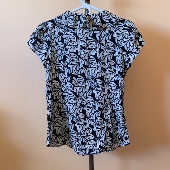Patterned Short Sleeve With A Ruffled Collar - Picture 4 of 4